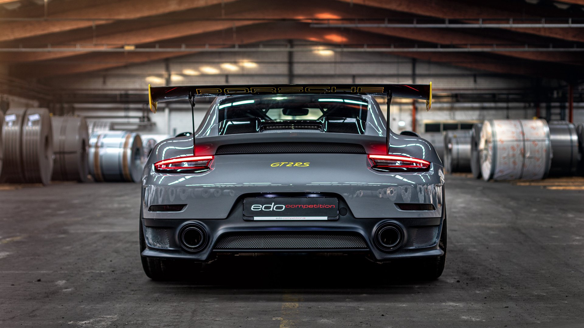 两前腰角色分工拉开防线宽度，双前腰战术